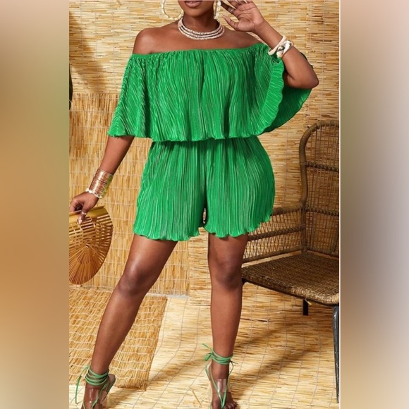 Aaron & Amber Pants - Aaron & Amber green off the shoulder romper shorts excellent condition L large